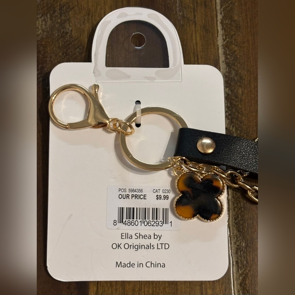 Quatrefoil Leopard Printed Keychain And Just Ximena Brushes - Picture 9 of 17